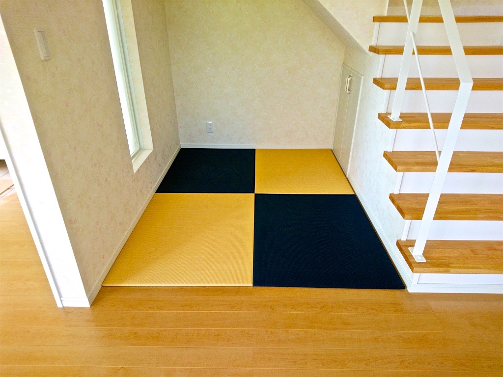 階段下の畳を配置して有効活用。MIGUSAインディゴとイエローで作った置き畳