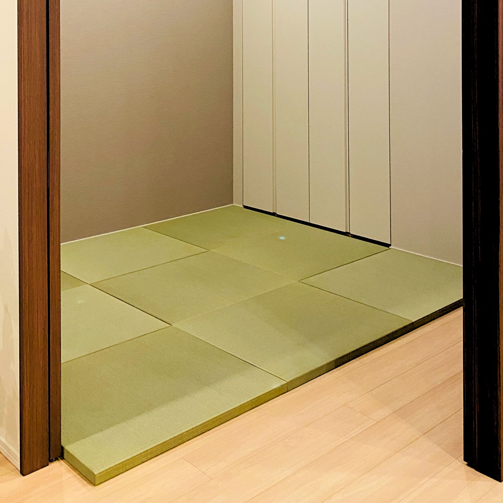 フローリングの部屋に厚みのある置き畳を設置